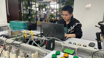 連摘三金！長寧代表隊在上海市第一屆職業(yè)技能大賽網(wǎng)絡(luò)技術(shù)服務(wù)項目中表現(xiàn)搶眼